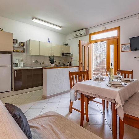 2 Bedroom Stunning Apartment In 罗维尼 外观 照片