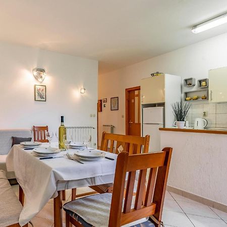 2 Bedroom Stunning Apartment In 罗维尼 外观 照片