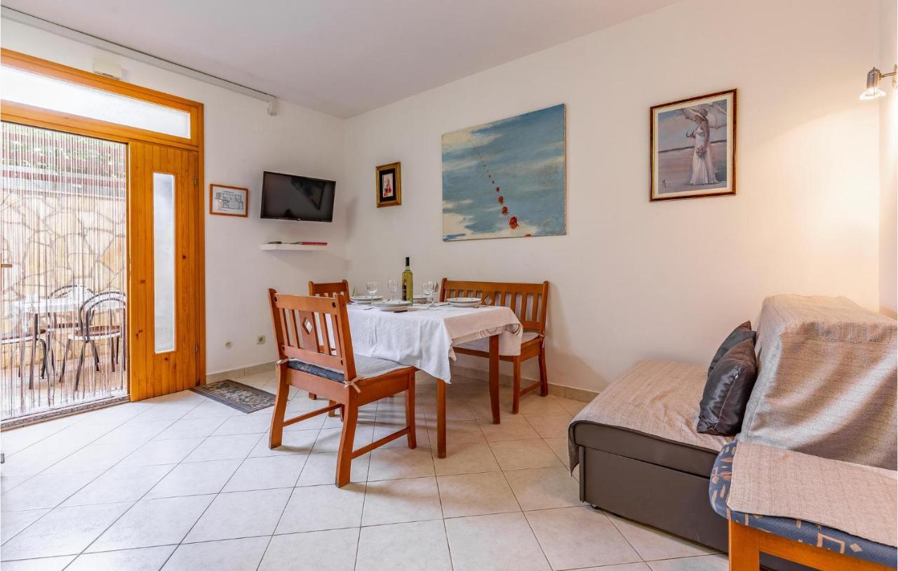 2 Bedroom Stunning Apartment In 罗维尼 外观 照片