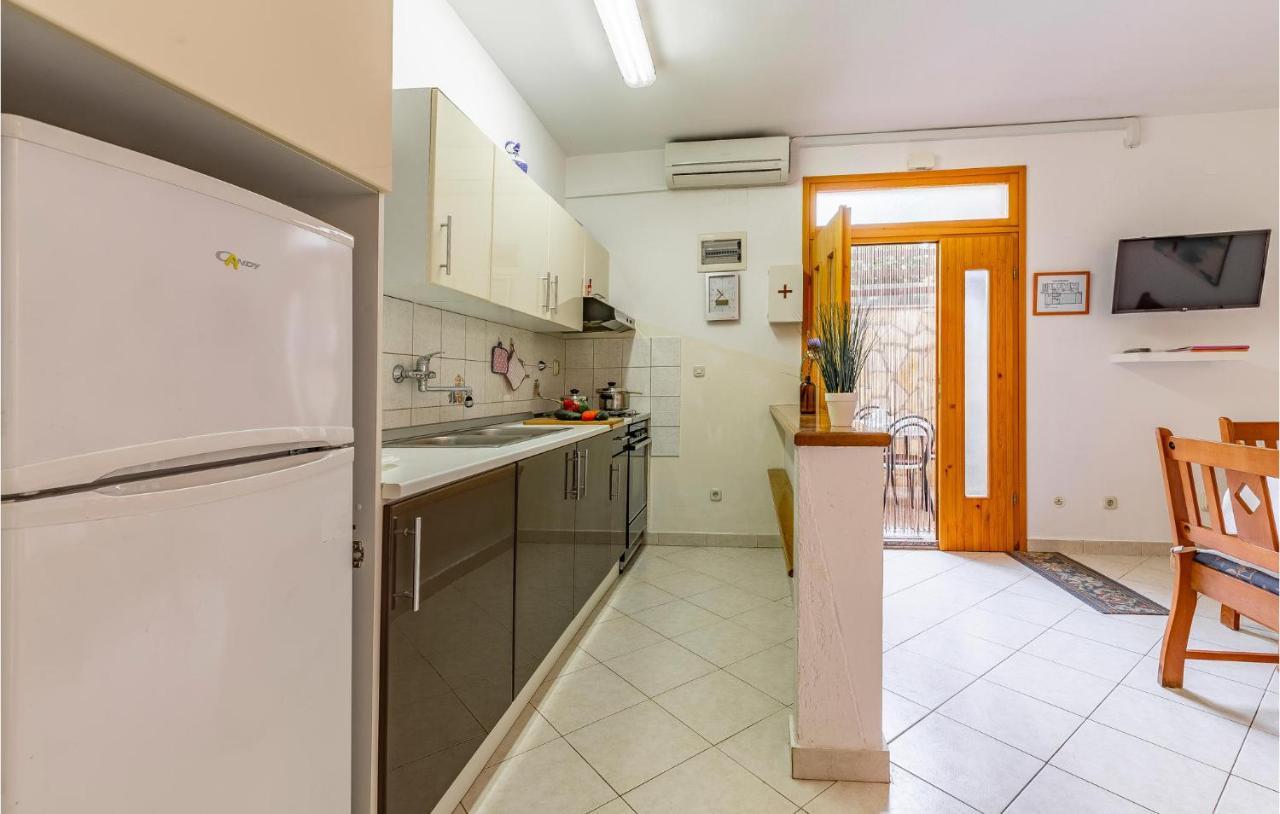 2 Bedroom Stunning Apartment In 罗维尼 外观 照片