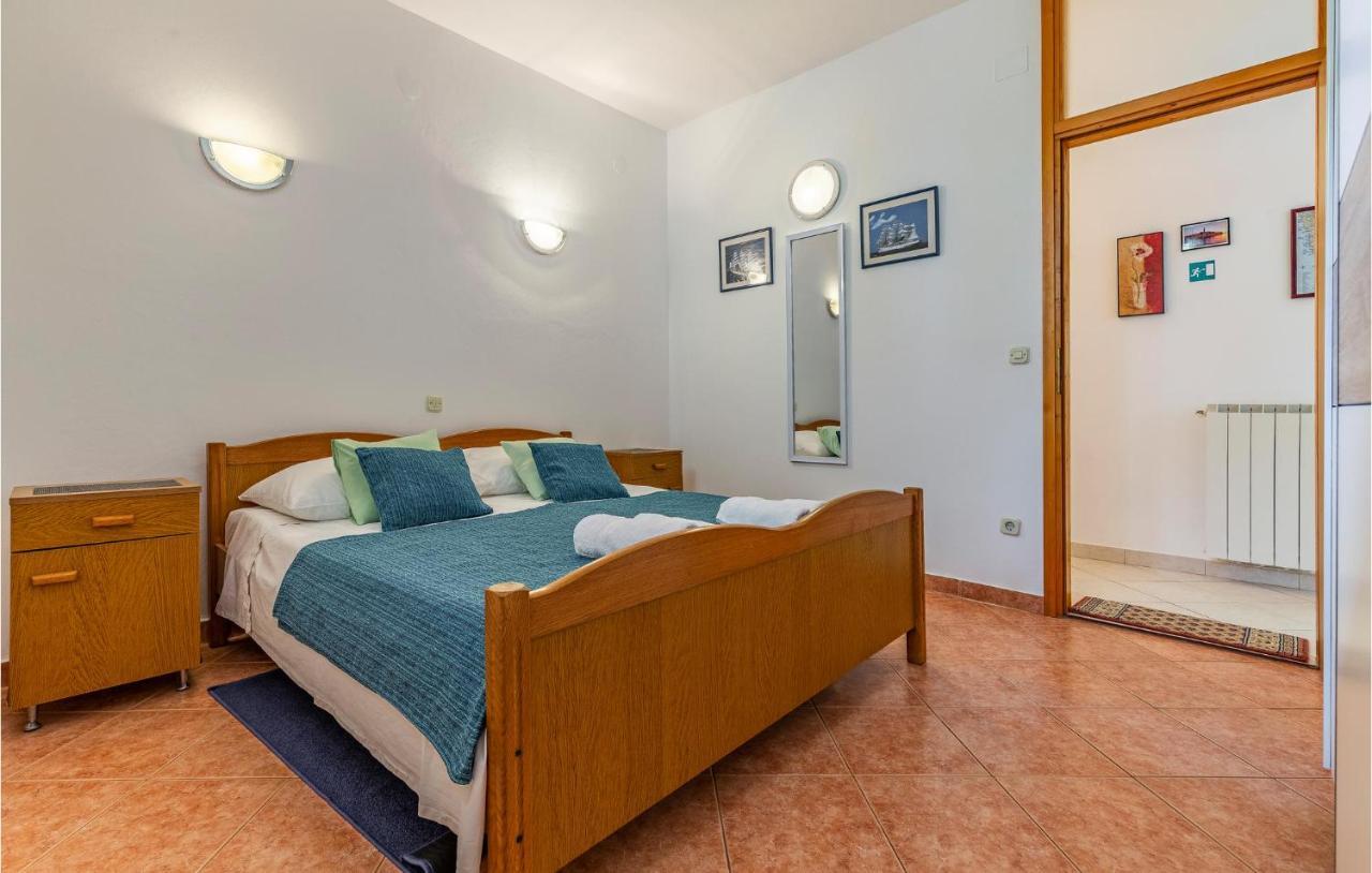 2 Bedroom Stunning Apartment In 罗维尼 外观 照片