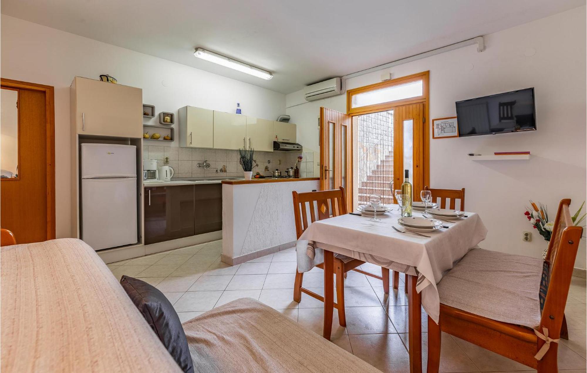 2 Bedroom Stunning Apartment In 罗维尼 外观 照片