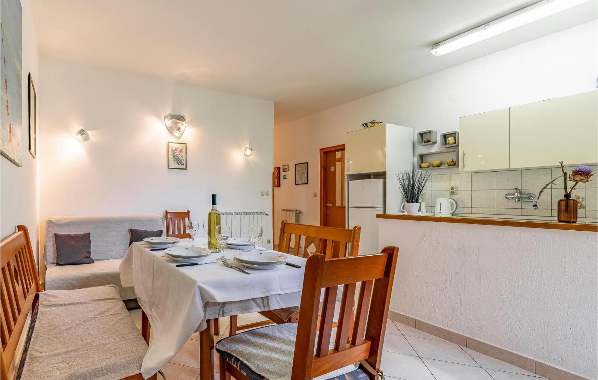 2 Bedroom Stunning Apartment In 罗维尼 外观 照片